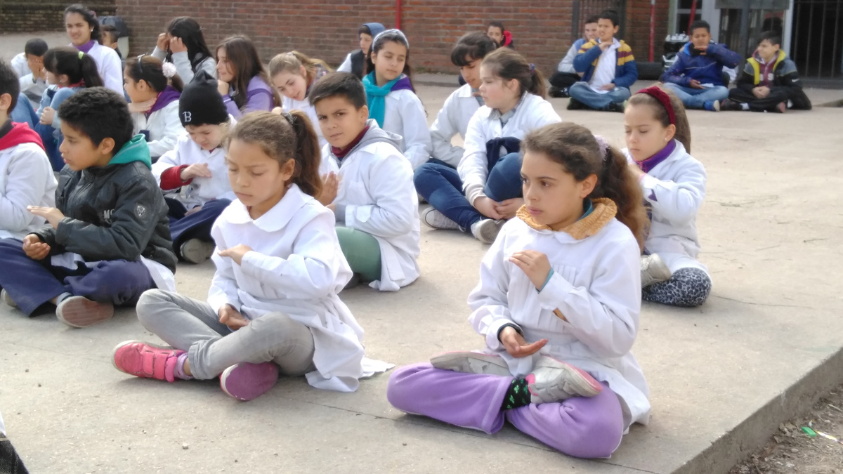 Montevideo Uruguay Niños De Escuela Primaria Practican Falun Dafa